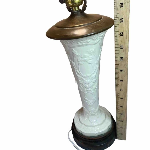 VTG Embossed Ceramic And Brass Leviton Table Lamp Fleur De Lis Vines Medallion - Picture 7 of 16